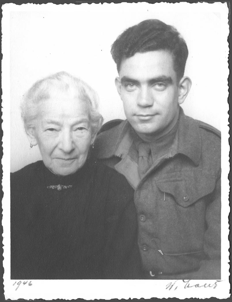 Yacov Levi mit seiner Oma Rosa Salmang