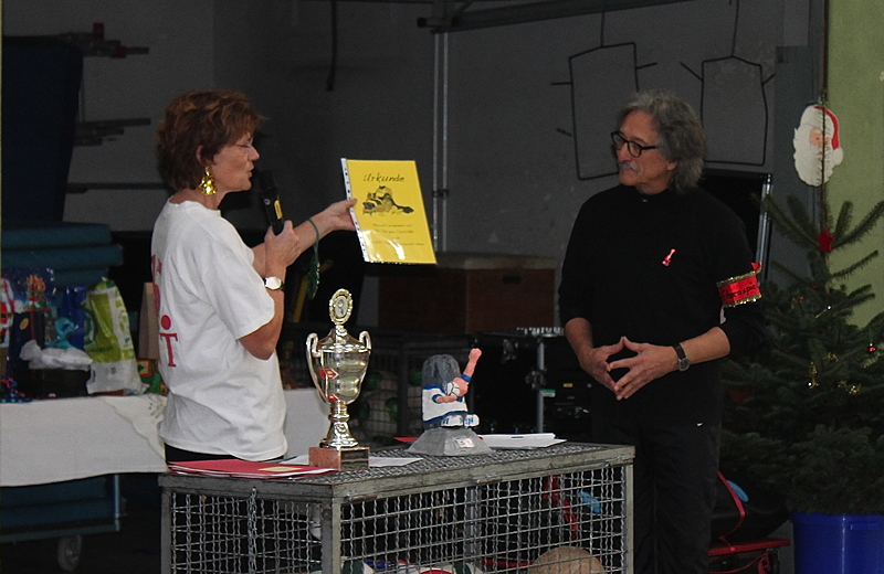 Dr. Czischke bekommt die Urkunde des Ehrenspielführers überreicht.