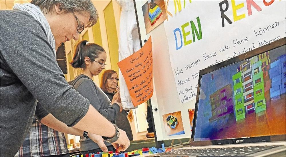 Kleine Hobbys und Spiele – wie Domino – werden heute kaum noch wahrgenommen Das Projekt „Domino“ von Hilal Balci und Tobias Radtke motivierte die Besucher und animierte sie dazu, innerhalb einer Minute möglichst viele Dominosteine aufzustellen.