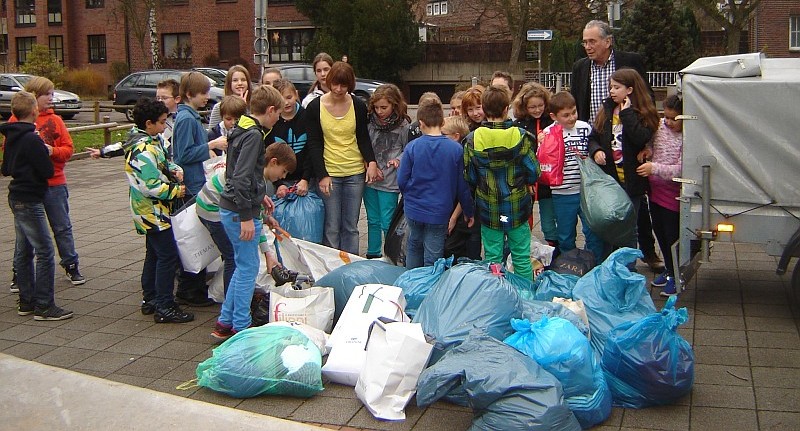 Herr Martenka und Frau Mertens konnten mit einem voll beladenen Anhänger in Richtung Oberhausen aufbrechen.