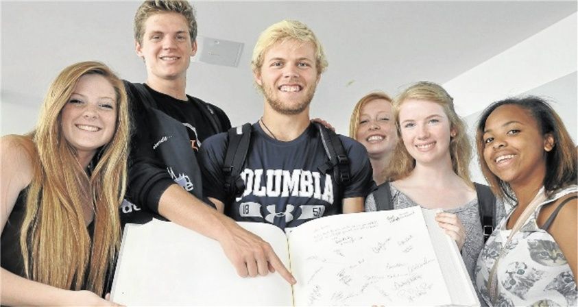 Die amerikanischen Schüler haben sich mit ihren Unterschriften und einem Gruß im Buch der Stadt verewigt. Auf dr linken Seite wird später noch ein Gruppenfoto rein geklebt.  