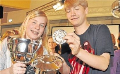 Da hatte Nico Wellers (r.) den Pokal beim Jubeln aus Versehen in drei Teile zerlegt.