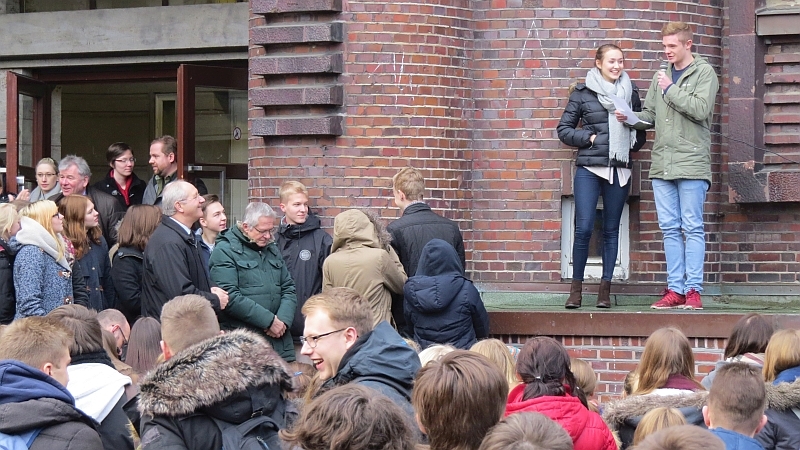 Steinis begruessen Herrn KroegerNo03