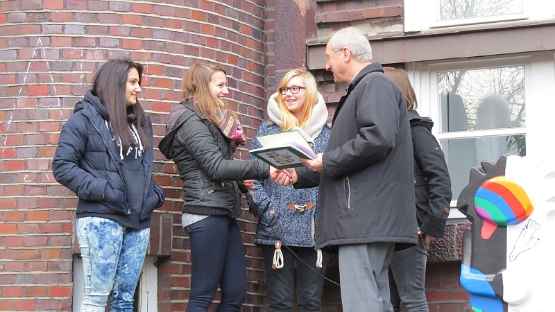 Steinis begruessen Herrn KroegerNo05