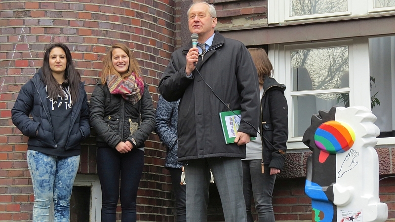 Herr Kröger begrüßt die Schüler Steinis begruessen Herrn KroegerNo06