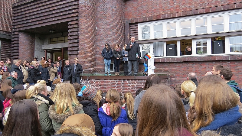 "Ich bin froh, in meiner Heimatstadt Schulleiter zu sein." Steinis begruessen Herrn KroegerNo07