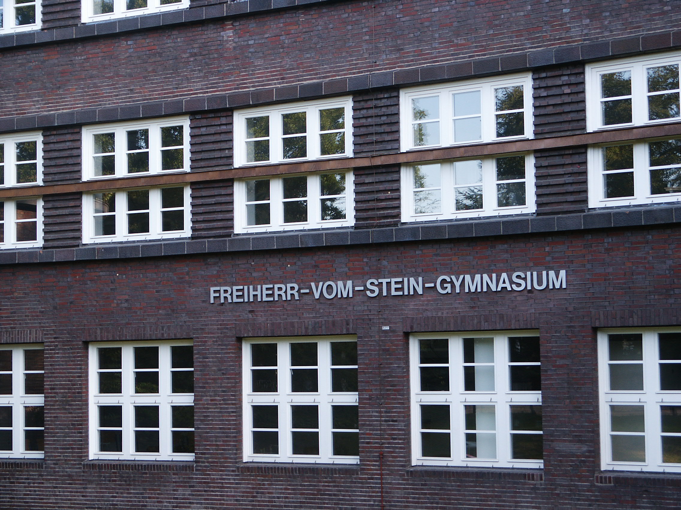 Gebaeude vorn Schriftzug